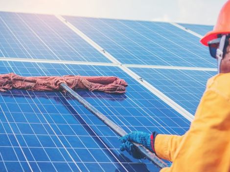 Lavagem de Placas de Energia Solar na Saúde